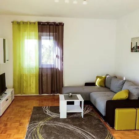 Iva Apartman *